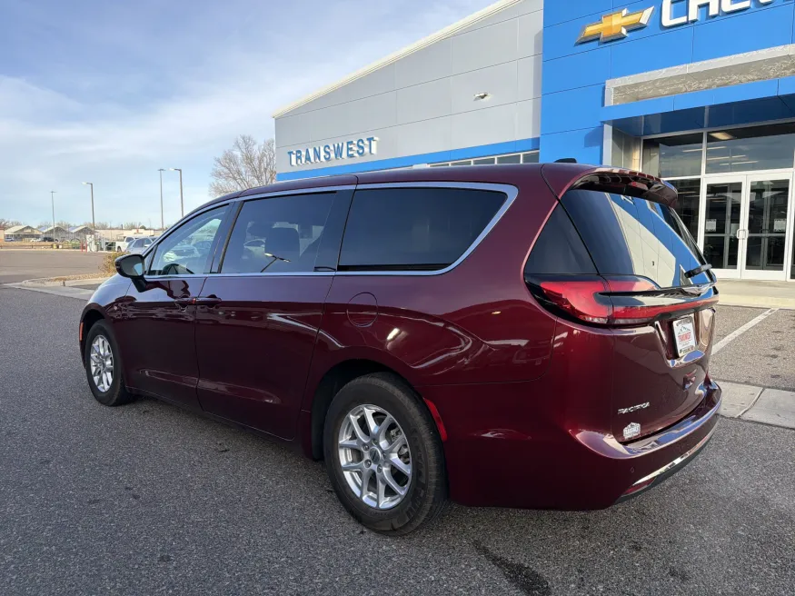 2023 Chrysler Pacifica Touring L | Photo 2 of 23