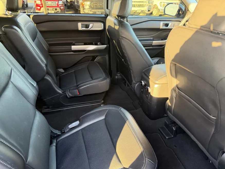 2024 Ford Explorer Limited | Photo 9 of 16