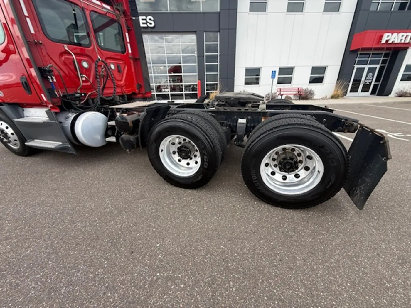 2018 Freightliner Cascadia 113 | Photo 2 of 10