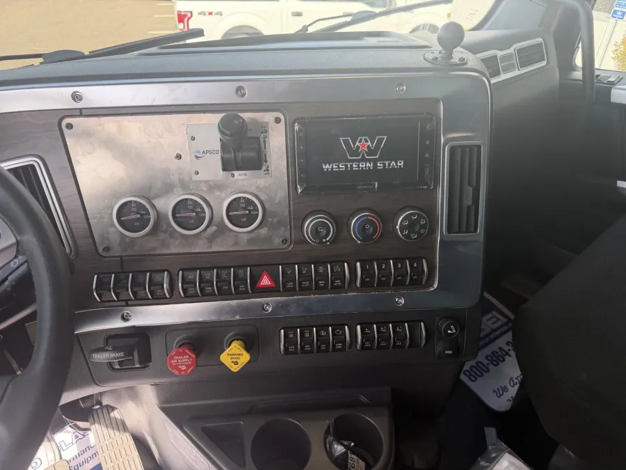 2027 Western Star 47X | Photo 6 of 10