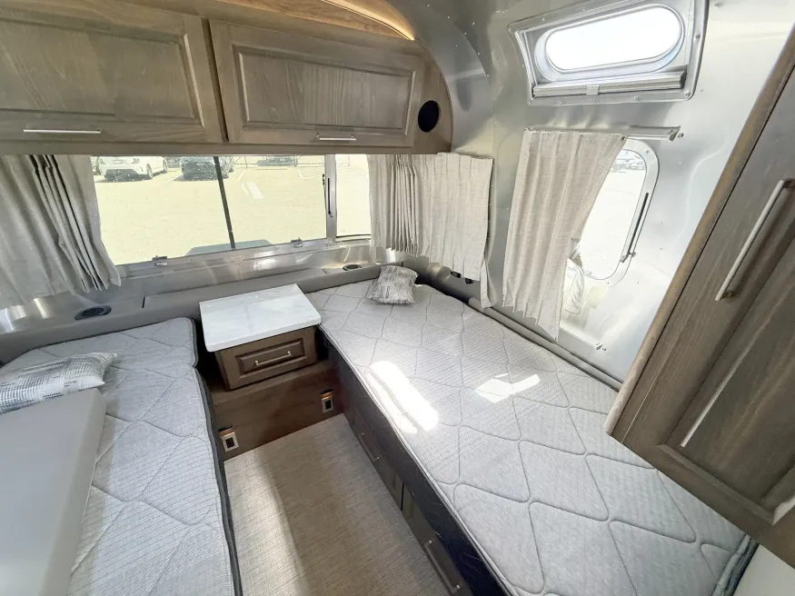 2024 Airstream Classic 33FB Twin | Photo 9 of 23