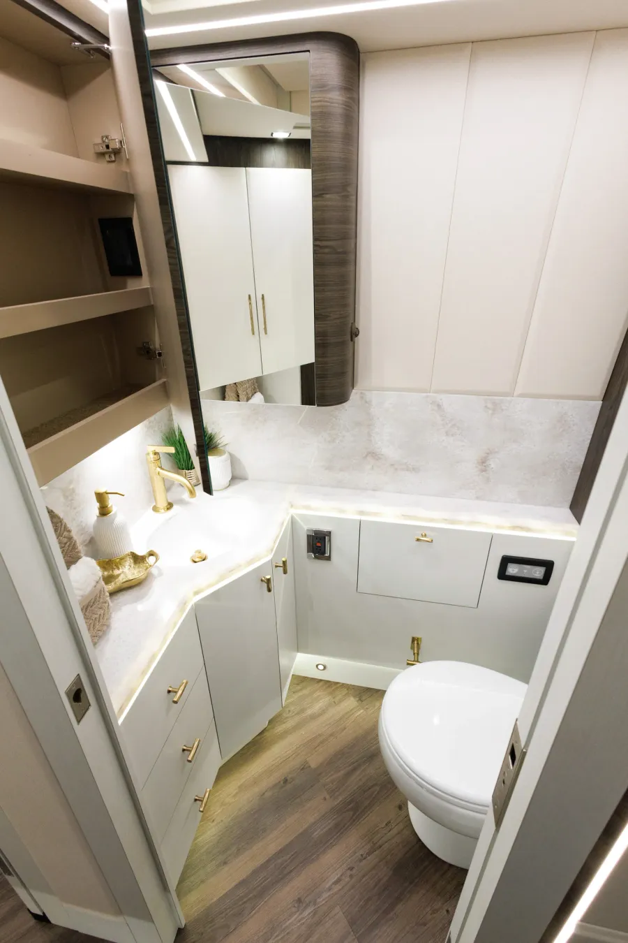 2026 Emerald Prevost H3-45 Triple Slide | Photo 10 of 29