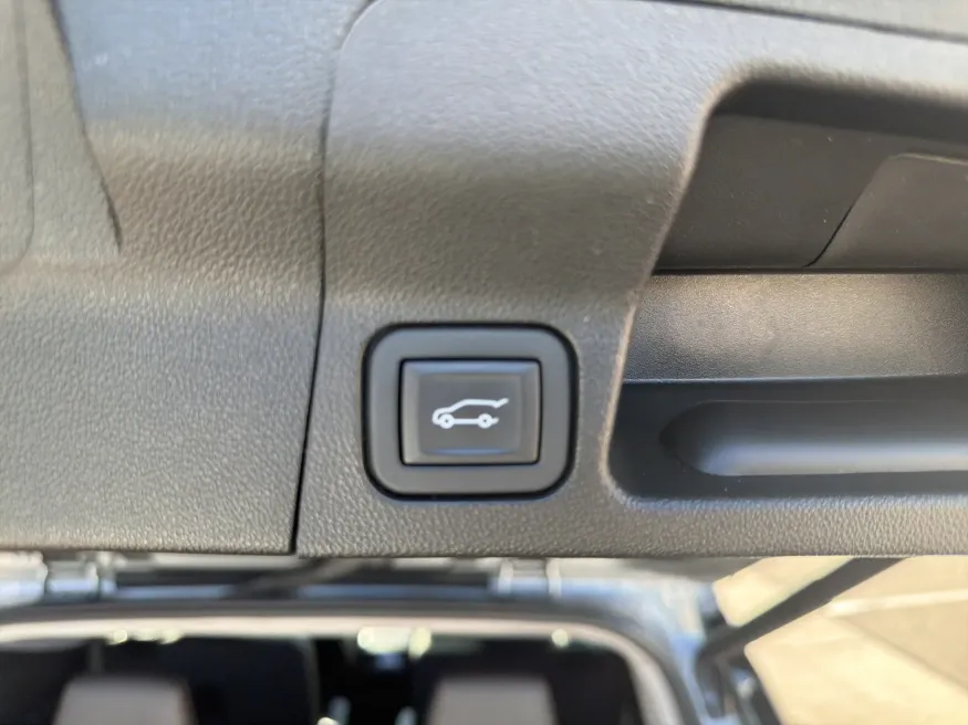 2023 GMC Acadia AT4 | Photo 9 of 24