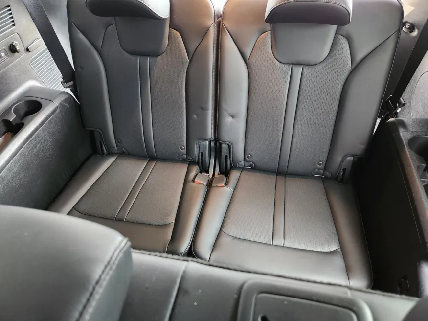 2023 Kia Sorento S | Photo 13 of 28