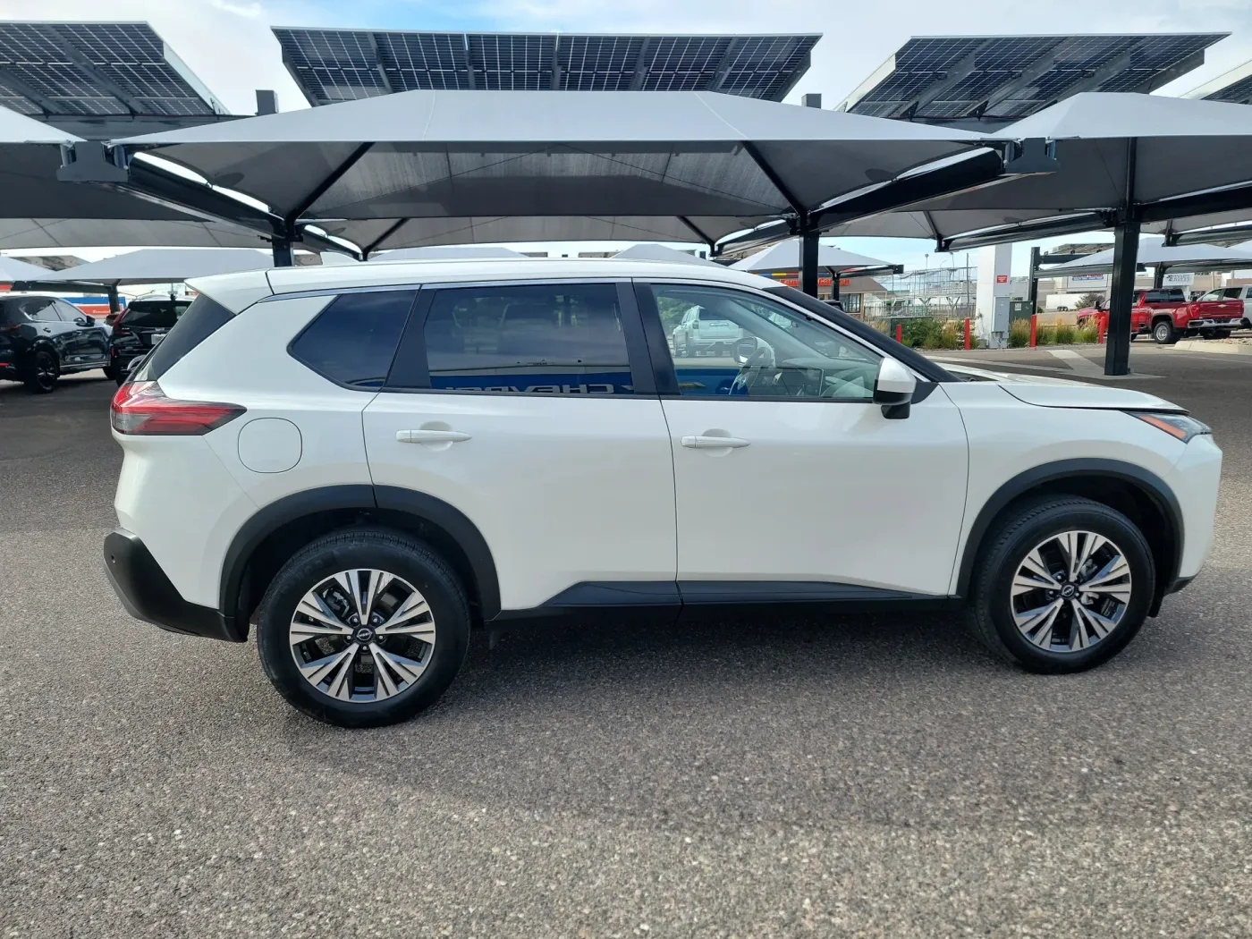 2023 Nissan Rogue SV | Photo 5 of 17