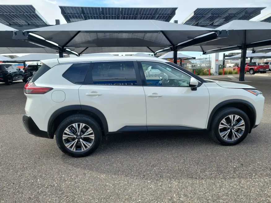 2023 Nissan Rogue SV | Photo 5 of 17