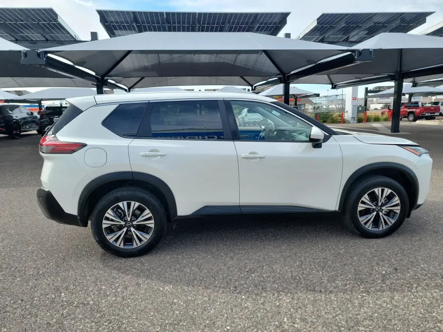 2023 Nissan Rogue SV | Photo 5 of 17