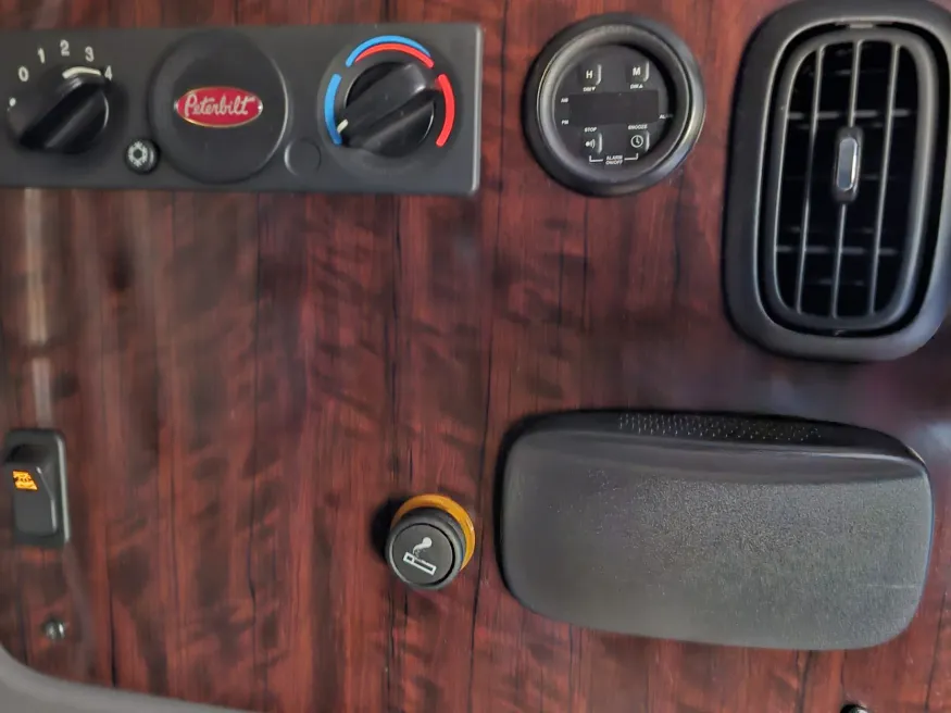 2023 Peterbilt 389 | Photo 30 of 34