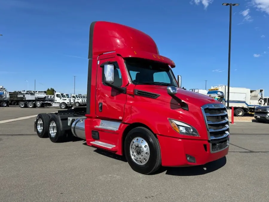 2023 Freightliner Cascadia 126 | Photo 5 of 13