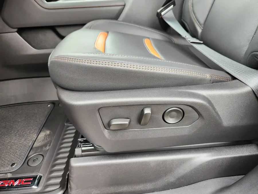 2025 GMC Sierra 2500HD AT4 | Photo 9 of 31