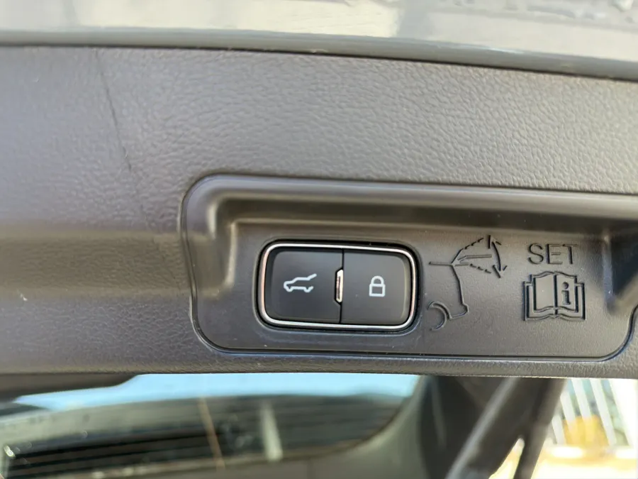 2025 Ford Explorer ST-Line | Photo 9 of 23