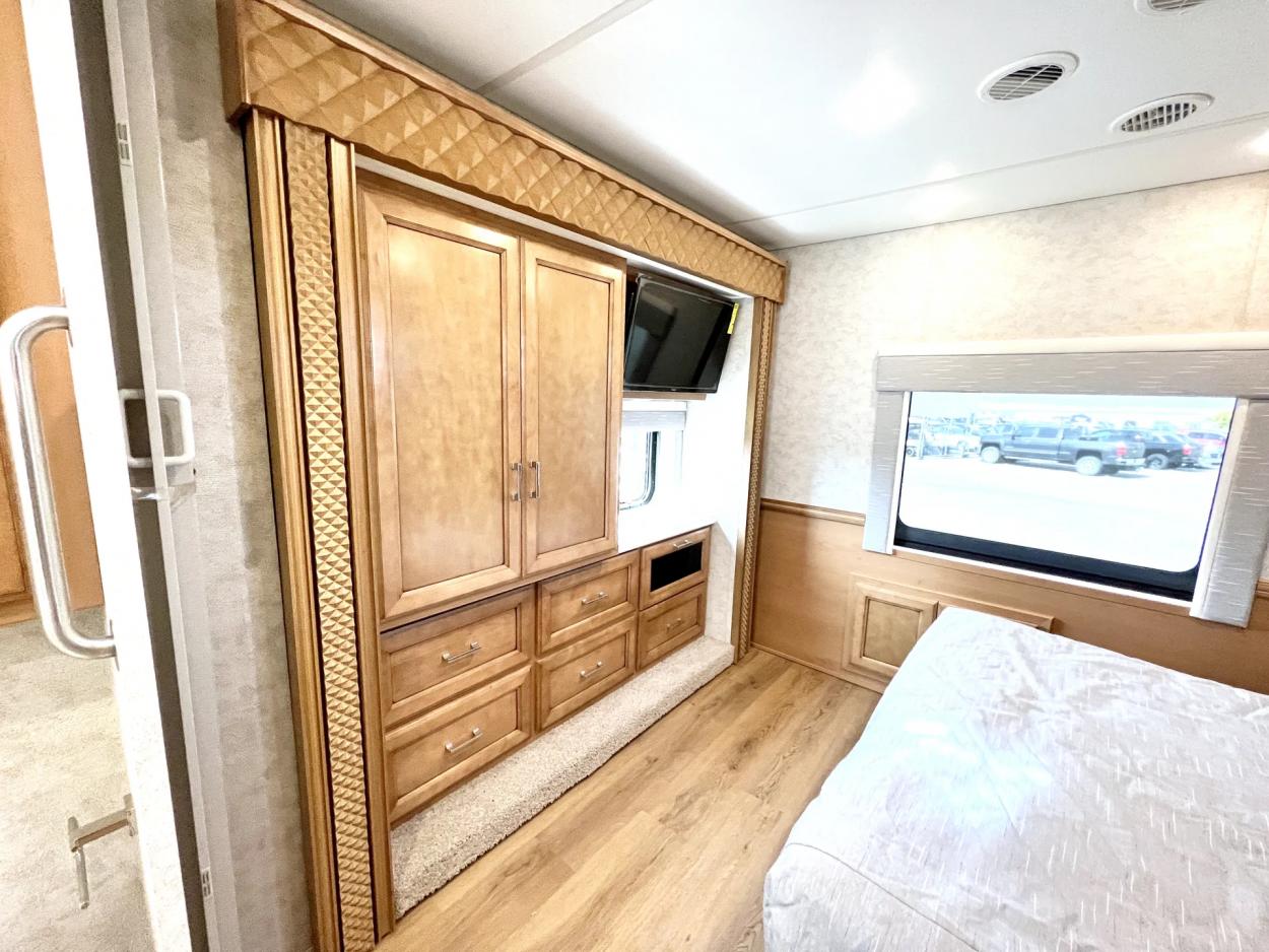 2023 Newmar Bay Star 3811 | Photo 18 of 38