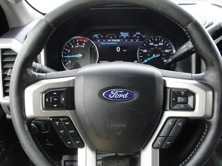 2020 Ford Super Duty F-350 Lariat | Photo 34 of 38