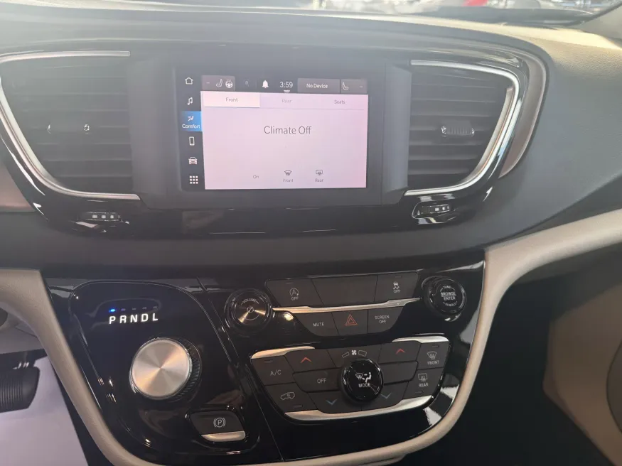 2023 Chrysler Voyager LX | Photo 16 of 20