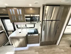 2025 Dynamax Isata 30FW | Thumbnail Photo 9 of 25