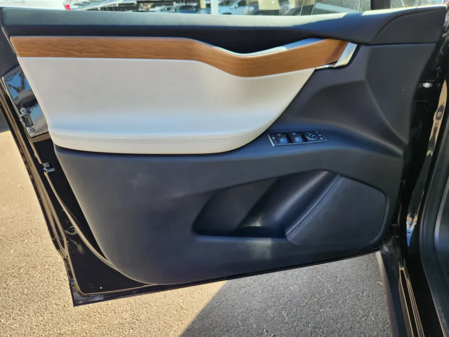 2021 Tesla Model X | Photo 5 of 31