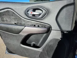 2019 Jeep Cherokee Latitude Plus | Thumbnail Photo 5 of 29