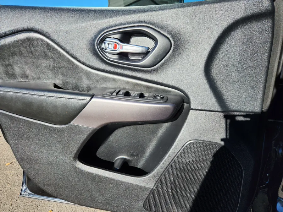 2019 Jeep Cherokee Latitude Plus | Photo 5 of 29