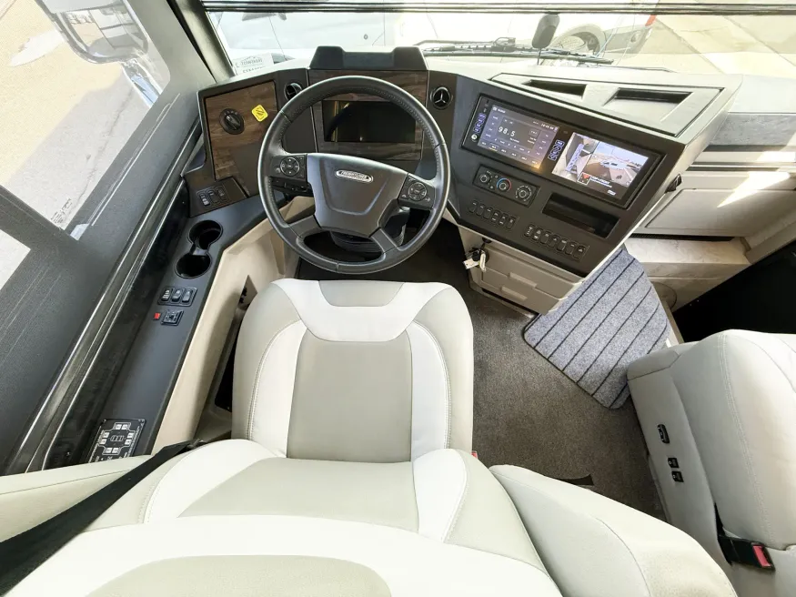 2025 Newmar Dutch Star 4369 | Photo 7 of 33