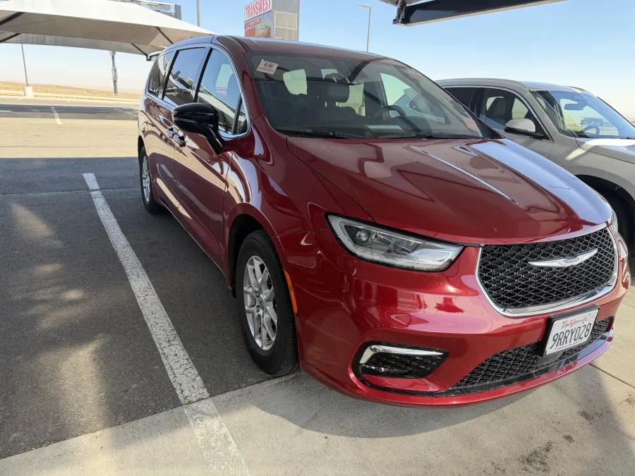 2025 Chrysler Pacifica Select | Photo 2 of 3