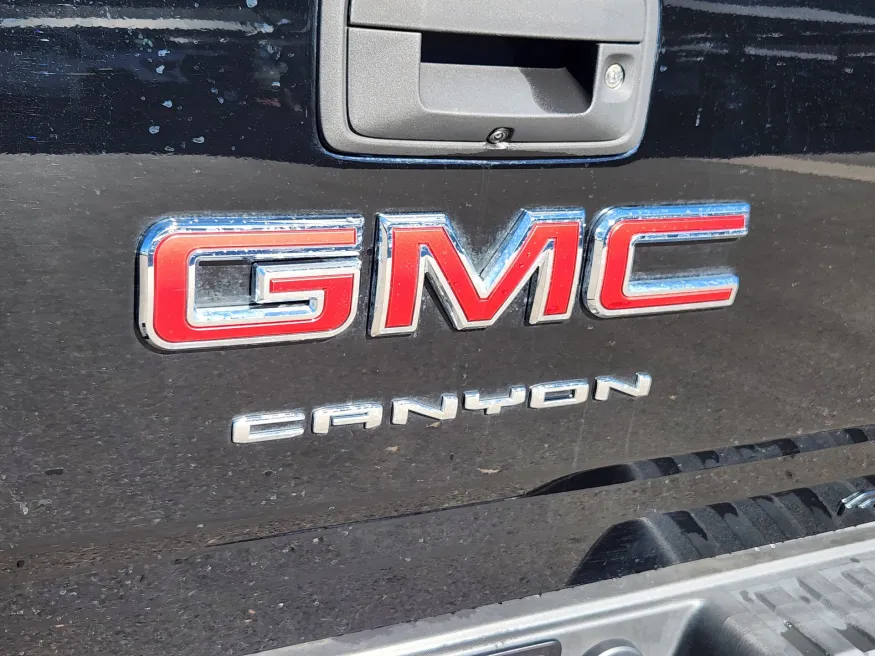 2022 GMC Canyon 4WD AT4 w/Leather | Photo 15 of 31