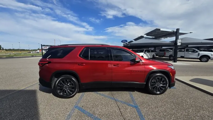 2023 Chevrolet Traverse | Photo 4 of 31