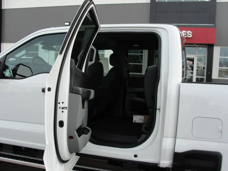 2026 Ford F-350 | Photo 13 of 15