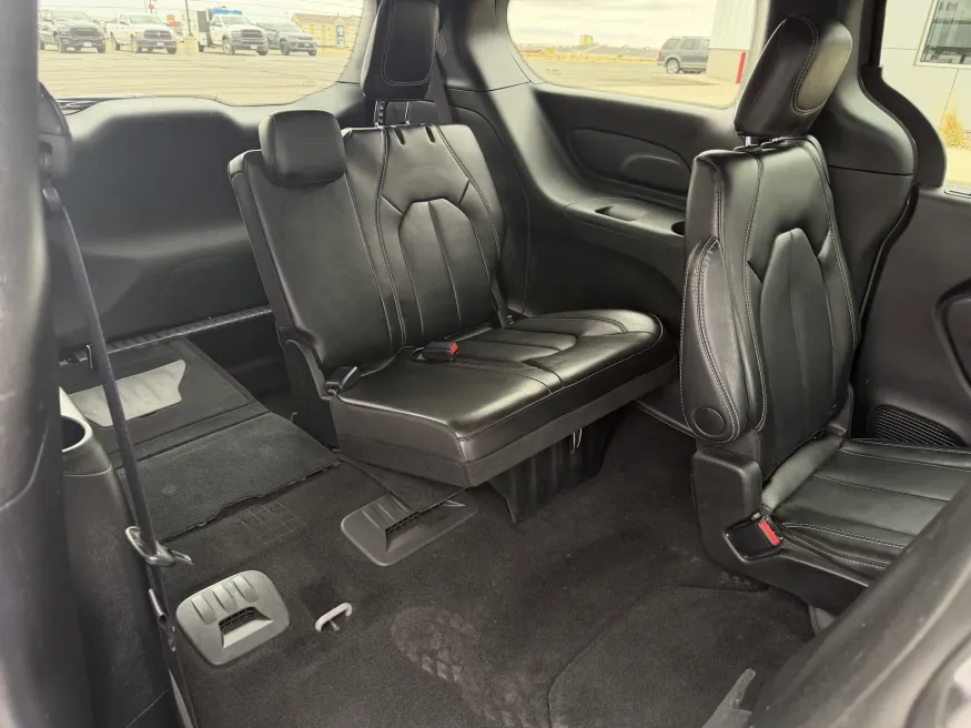 2025 Chrysler Pacifica Select | Photo 10 of 20