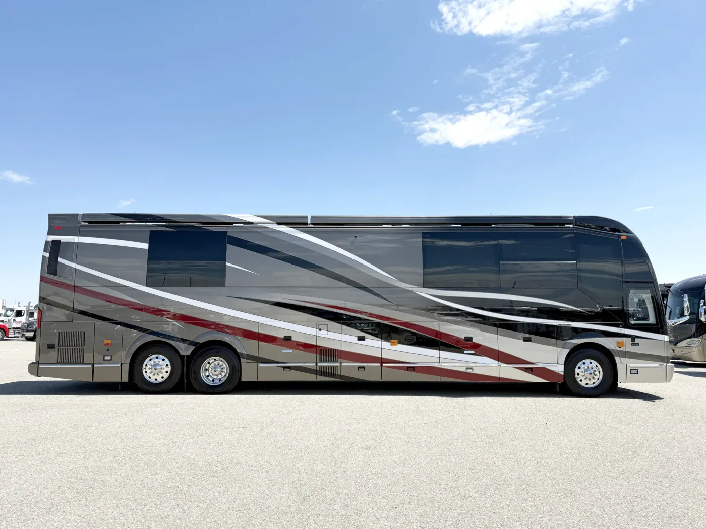 2023 Emerald Prevost H3-45 Double Slide | Photo 2 of 15