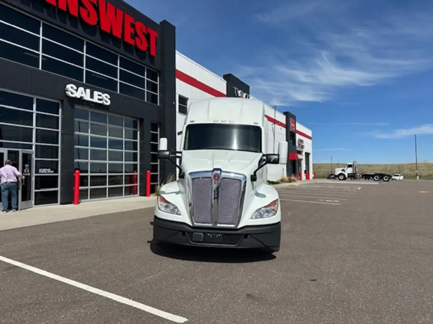 2022 Kenworth T680 | Photo 2 of 15