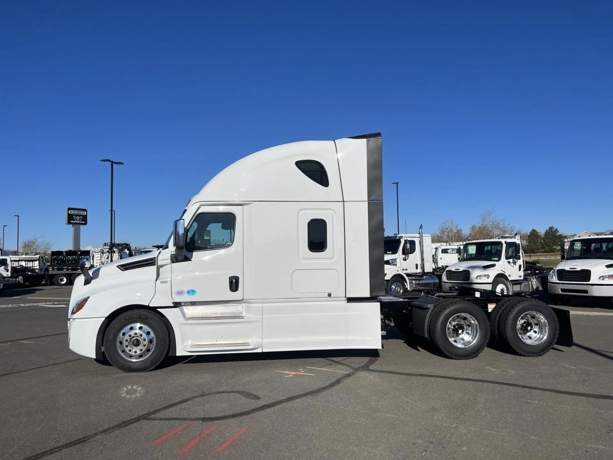 2025 Freightliner Cascadia 126 | Photo 7 of 18