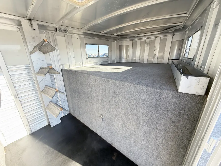 2020 Platinum Coach 5HGN | Photo 4 of 15