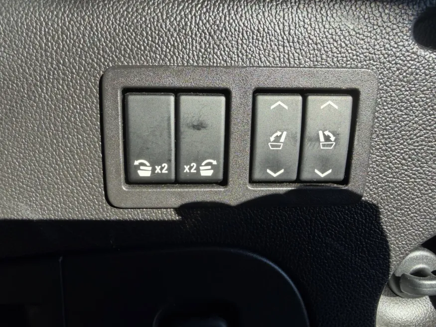 2016 GMC Yukon XL SLT | Photo 8 of 21