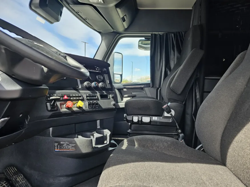 2024 Freightliner Cascadia 126 | Photo 9 of 23