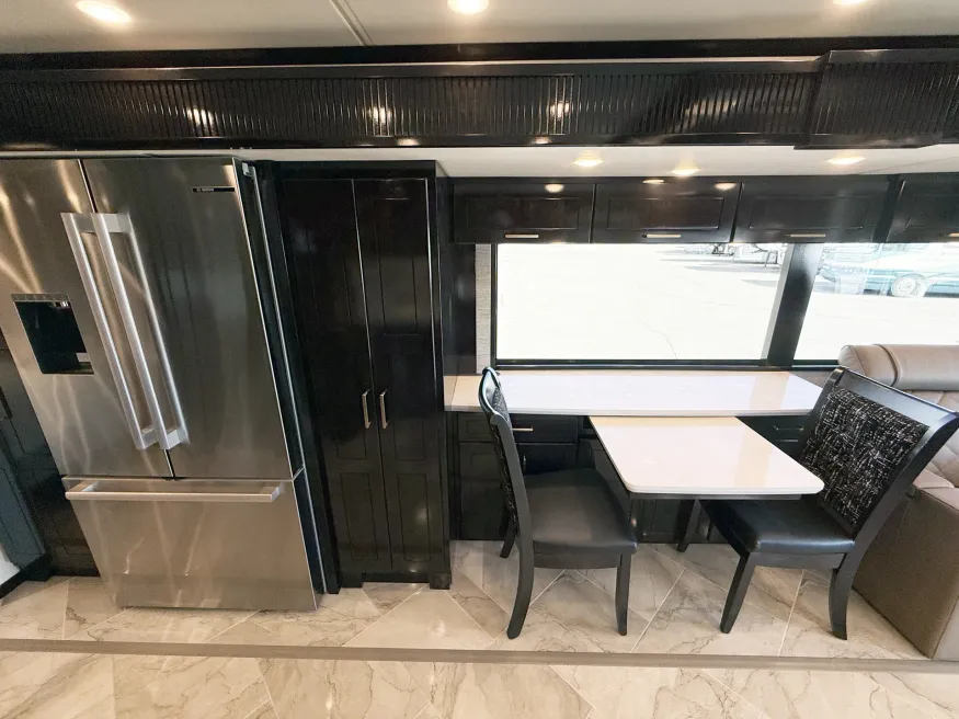 2027 Newmar Essex 4595 | Photo 10 of 31