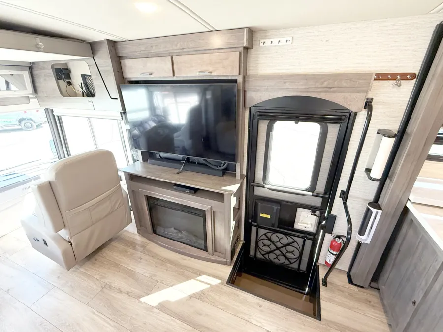 2022 Winnebago Forza 34T | Photo 5 of 17