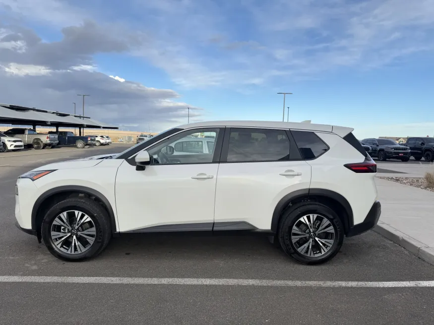 2023 Nissan Rogue SV | Photo 4 of 18