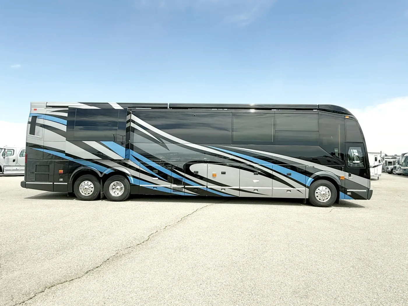 2023 Emerald Prevost H3-45 Triple Slide | Photo 2 of 35