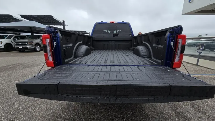 2026 Ford Super Duty F-350 | Photo 10 of 37