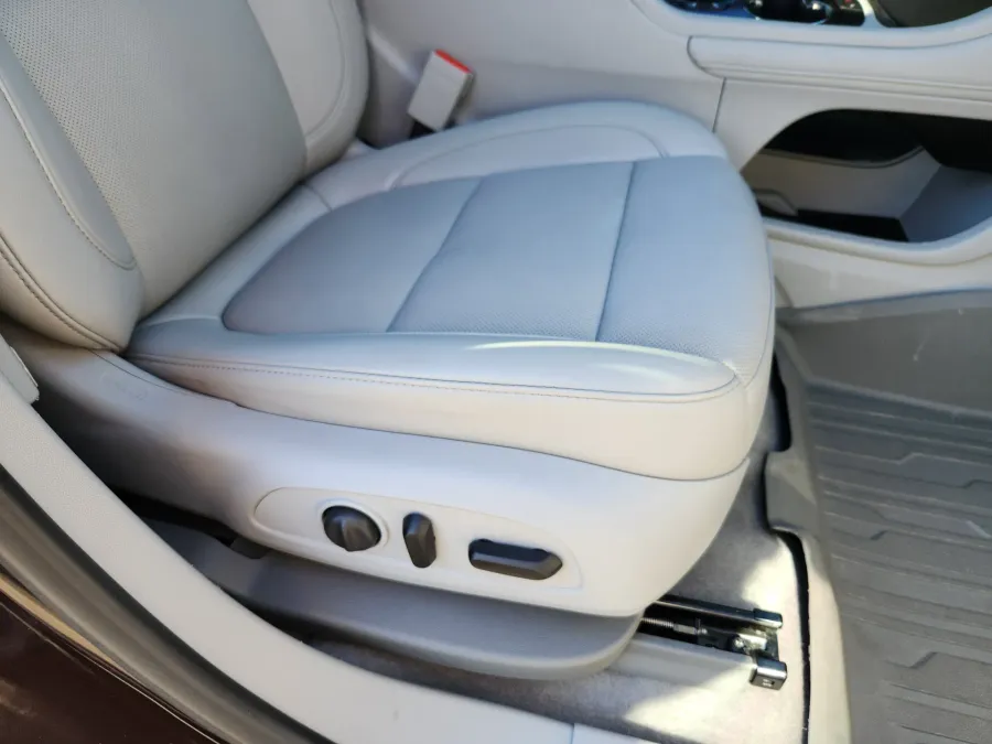 2021 GMC Acadia SLT | Photo 18 of 29