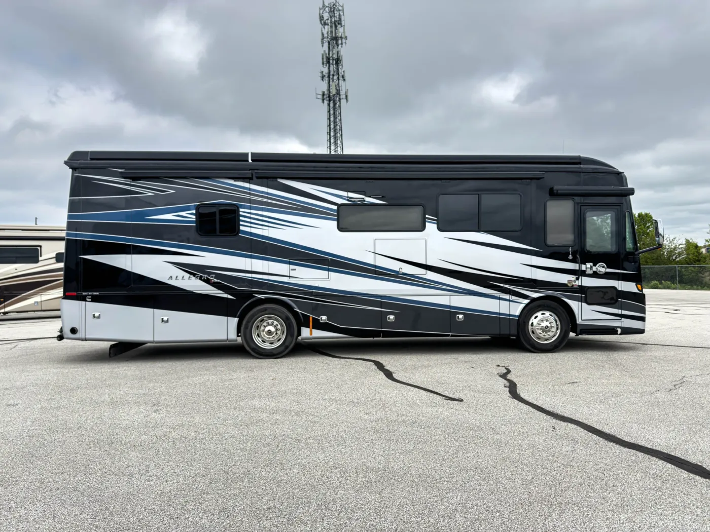 2023 Tiffin Allegro Red 33AA | Photo 3 of 25