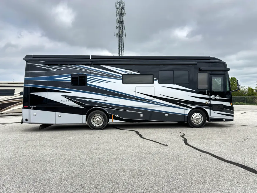 2023 Tiffin Allegro Red 33AA | Photo 3 of 25