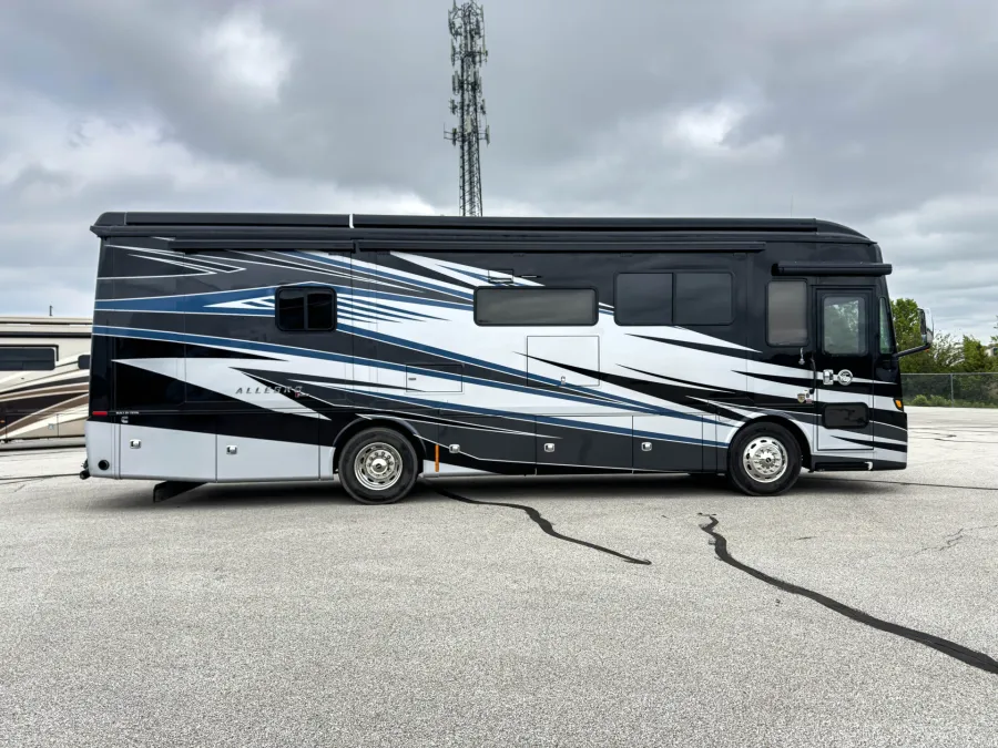 2023 Tiffin Allegro Red 33AA | Photo 3 of 25