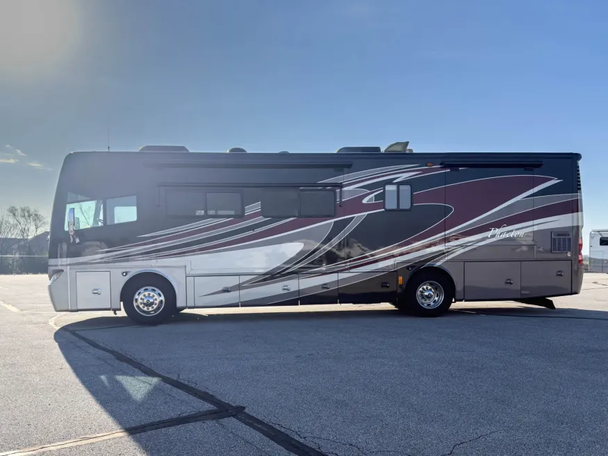 2013 Tiffin Phaeton 36QSH | Photo 4 of 39