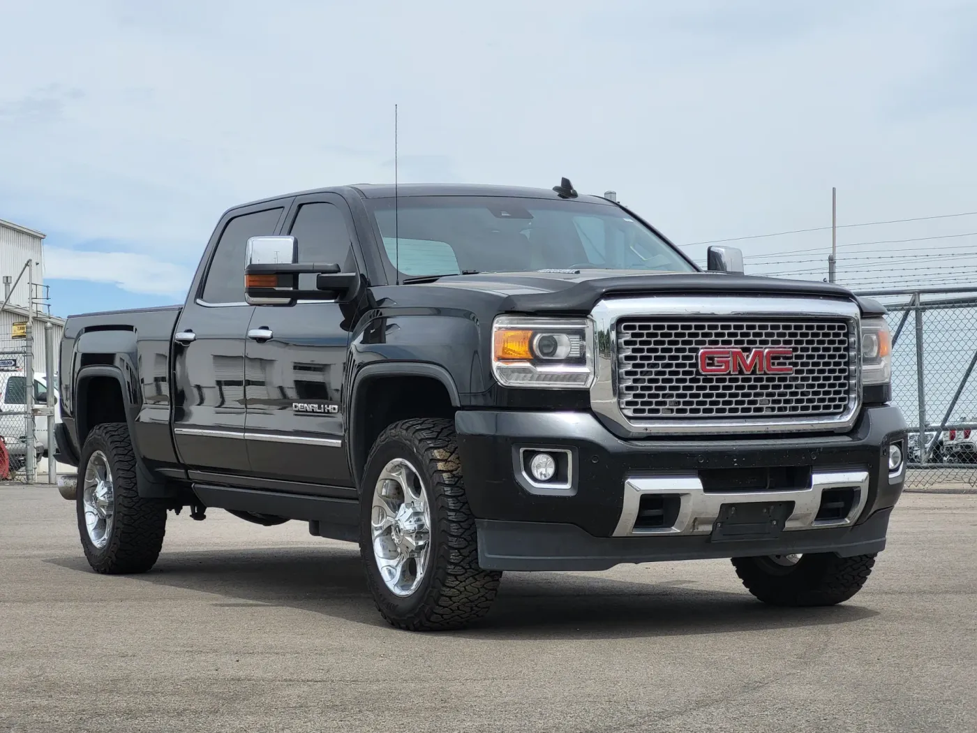2015 GMC Sierra 2500HD Denali | Photo 2 of 24