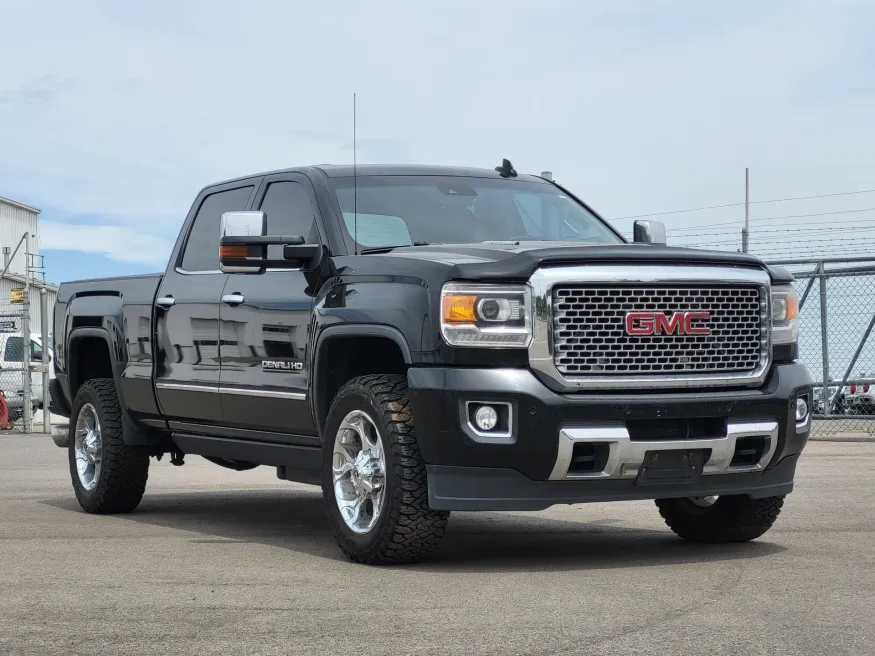 2015 GMC Sierra 2500HD Denali | Photo 2 of 24