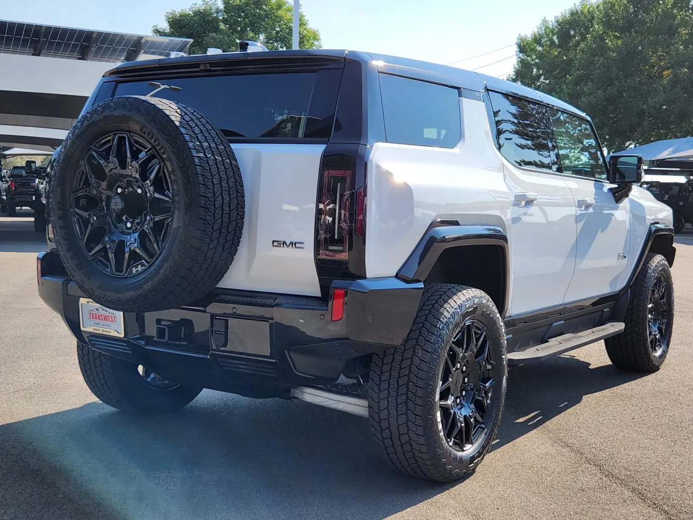 2026 GMC HUMMER EV SUV 2X | Photo 2 of 30