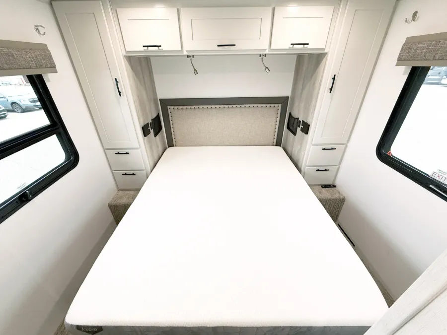 2024 Dynamax Isata 28SS | Photo 13 of 24