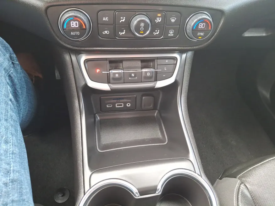 2024 GMC Terrain SLT | Photo 17 of 21