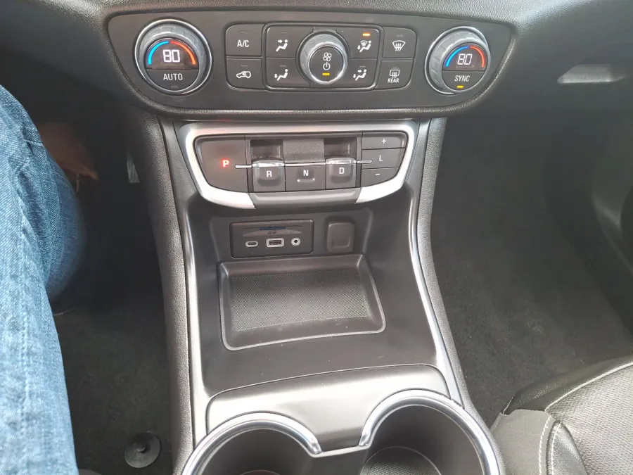 2024 GMC Terrain SLT | Photo 17 of 21